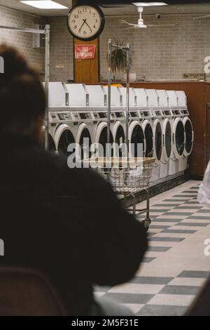 Rangée de machines à laver dans une laverie automatique tourné avec un film esthétique Banque D'Images