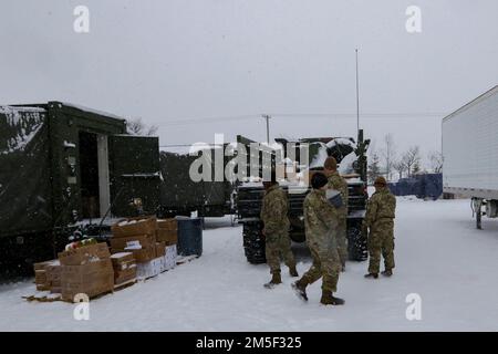 Les soldats de l'équipe de combat de 4th Brigade, 25th Infantry Division, US Army Alaska chargent des repas à l'arrière d'un véhicule tactique léger de taille moyenne à la base intermédiaire de staging, près de fort Greely, AK, 10 mars 2022. Le joint Pacific multinational Readiness Center 22-02, exécuté en Alaska avec son environnement arctique, construit des soldats et des dirigeants en une équipe de guerriers qualifiés, durs, alertes et adaptatifs capables de combattre et de gagner n'importe où (photo du sergent d'état-major Christopher B. Dennis/USARAK PAO NCO) Banque D'Images