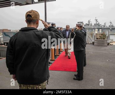 Le secrétaire de la Marine Carlos Del Toro est accueilli par le capitaine Paul Lanzilotta, commandant de l'USS Gerald R. Ford (CVN 78), lors d'une visite de navire, 10 mars 2022, à l'appui du centenaire des porte-avions de la Marine. À bord de Del Toro, les membres de l’équipage ont tenu un appel à mains libres pour les féliciter de leur succès au cours de la disponibilité progressive prévue du navire, et ont rencontré les dirigeants de Ford pour discuter des capacités uniques de la classe Ford avant le déploiement du navire en 2022. Banque D'Images