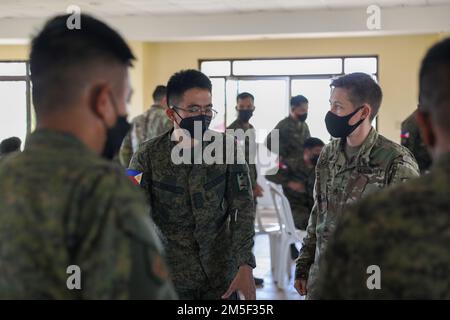 ÉTATS-UNIS Le sergent d’état-major de l’armée Christina Lee, conseillère en renseignement affectée au bataillon 5th de la Brigade d’assistance de la Force de sécurité 5th, s’adresse à un membre de l’équipe de combat de la Brigade 1st de l’armée philippine lors d’un entraînement au Salaknib 2022 sur le fort Magsaysay, Nueva Ecija, Philippines, 10 mars 2022. La formation a été axée sur les fonctions de lutte contre le renseignement, l'une des nombreuses activités de formation combinées sur l'interopérabilité qui ont lieu pendant Salaknib, qui vise à renforcer les relations entre les forces conjointes et à accroître la préparation et l'interopérabilité de la mission. Banque D'Images