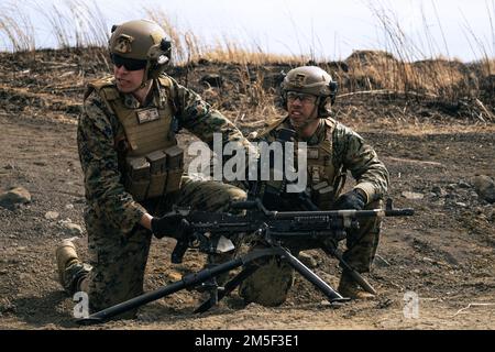 ÉTATS-UNIS Cpl. Kale Bukoskey et lance Cpl. Ricardo Garcia Martinez, mitrailleuses avec l'équipe de débarquement du Bataillon 1/5, 31st Marine Expeditionary Unit, démonter une mitrailleuse M240B de son tripode après un exercice de tir en direct sur le Centre d'entraînement des armes combinées Camp Fuji, Préfecture de Shizuoka, Japon, 11 mars 2022. Les exercices et exercices de tir en direct permettent à Marines d'assurer la cohérence dans l'exécution de leurs rôles au sein de leurs équipes. Exercice de défense maritime la Brigade de déploiement rapide amphibie est un exercice bilatéral visant à accroître l'interopérabilité et à renforcer les liens entre les forces américaines et japonaises Banque D'Images