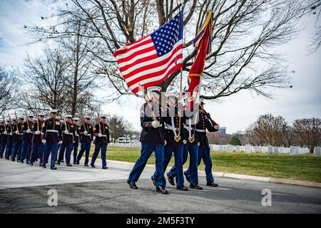 Les 3D États-Unis Le peloton de poisson du Régiment d’infanterie (la vieille garde), les marines de la bande marine « le président » et les marines de la caserne de Marine, Washington (D.C.) (8th et I) organisent des funérailles militaires avec escorte funéraire pour les États-Unis Corps maritime Cpl. Thomas Cooper, section 57 du cimetière national d'Arlington, Arlington, Virginie, 10 mars 2022. Cooper a été tué pendant la Seconde Guerre mondiale à l'âge de 22 ans. Communiqué de presse de l'Agence de comptabilité de la Défense POW/MIA (DPAA) : en novembre 1943, Cooper était membre de la Compagnie A, 2nd Bataillon des tracteurs amphibies, 2nd Division maritime, Fleet Marine Force, Banque D'Images