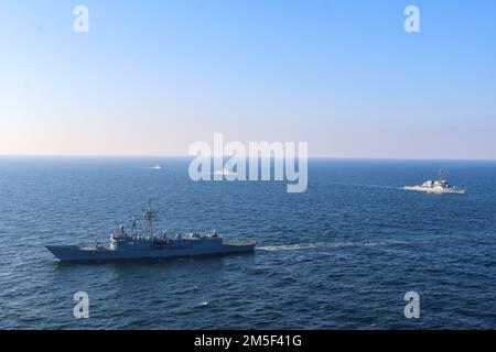 220310-N-NO901-1393 MER BALTIQUE (10 mars 2022) les destroyers de missiles guidés de classe Arleigh Burke USS Forrest Sherman (DDG 98) et USS Donald Cook (DDG 75) effectuent des manœuvres avec le polonais Oliver Hazard Frégate de missiles guidés de classe Perry ORP Generał Kazimierz Pułaski (FFG 272) et le navire de patrouille offshore polonais Ślązak 10 mars (ORP 241). L'USS Forrest Sherman (DDG 98) est déployé sur le théâtre d'opérations européen et participe à une série d'activités maritimes à l'appui des États-Unis Sixième flotte et alliés de l'OTAN. Banque D'Images