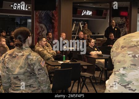 Des partenaires militaires, civils et universitaires effectuent un exercice de communication le dernier jour de l’exercice Cyber impact 22 au stade Highmark, stade des Buffalo Bills de la NFL, à Buffalo, New York, le 10 mars 2022. Du 8 au 10 mars 2022, l'exercice Cyber impact comprend plus de 150 participants provenant de 12 gardes nationaux de l'Armée de terre, de deux unités de réserve de l'Armée de terre, ainsi que des locaux, des États, du fédéral, du secteur privé, des universitaires, Et des partenaires canadiens. Le Commandement de la police militaire 46th de la Garde nationale du Michigan assure le commandement et le contrôle aux membres du service du Département de la Défense qui s'associent et forment avec les autorités civiles pour assurer efficacement r Banque D'Images