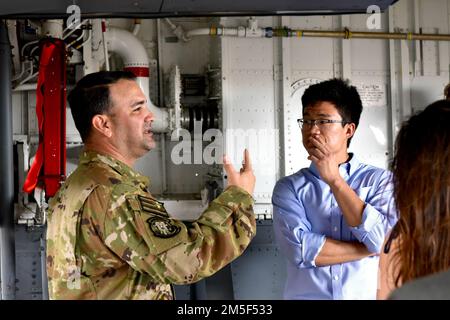 Tech. Le Sgt Anthony Victorino, opérateur de l’escadron de ravitaillement aérien 203rd, parle des capacités du KC-135 Stratotanker avec des étudiants du Programme de stratégie grand-américaine de l’Université Duke lors d’une visite de la base à la base conjointe Pearl Harbour-Hickam, à Hawaï, en 10 mars 2022. Les élèves ont eu l'occasion de visiter un C-17, un KC-135 et un F-22 statique tout en visitant la JBPHH pour en apprendre davantage sur son rôle dans l'Indo-Pacifique. Banque D'Images