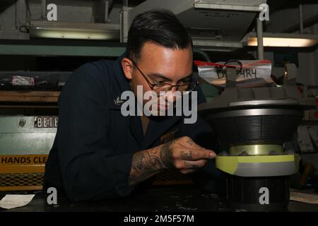 MER DES PHILIPPINES (11 mars 2022) Aviation Structural Mechanic 2nd classe Aaron Leysan, de Los Angeles, effectue l'entretien d'un roulement élasto à bord du porte-avions de la classe Nimitz USS Abraham Lincoln (CVN 72). Abraham Lincoln Strike Group est en cours de déploiement prévu dans la zone d'exploitation de la flotte américaine 7th afin d'améliorer l'interopérabilité par le biais d'alliances et de partenariats tout en servant de force de réaction prête à l'emploi pour soutenir une région libre et ouverte d'Indo-Pacifique. Banque D'Images