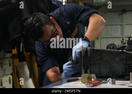 LE mécanicien de charpente aéronautique de la MER DES PHILIPPINES (11 mars 2022) classe 3rd Yanliv Lin, de Flagstaff, en Arizona, effectue l'entretien à bord du porte-avions de la classe Nimitz USS Abraham Lincoln (CVN 72). Abraham Lincoln Strike Group est en cours de déploiement prévu dans la zone d'exploitation de la flotte américaine 7th afin d'améliorer l'interopérabilité par le biais d'alliances et de partenariats tout en servant de force de réaction prête à l'emploi pour soutenir une région libre et ouverte d'Indo-Pacifique. Banque D'Images