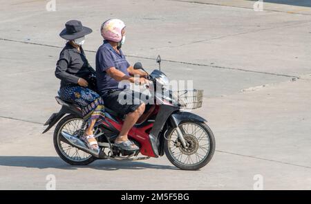 SAMUT PRAKAN, THAÏLANDE, 23 2022 FÉVRIER, le couple fait des promenades en moto dans la rue. Banque D'Images