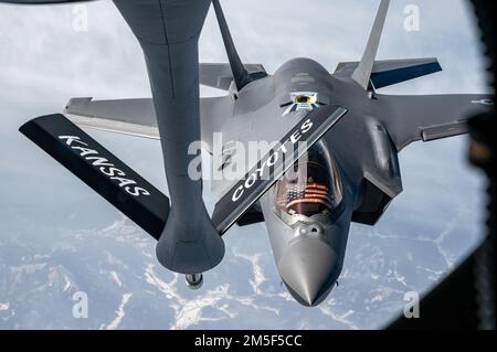 Un F-35A Lightning II de la 354th Escadre de chasseurs, base aérienne d'Eielson, Alaska, s'approche d'un KC-135 Stratotanker affecté à l'escadron de ravitaillement aérien 117th, base de la Garde nationale aérienne de Forbes Field, Kansas, au-dessus de l'Indo-Pacifique, 10 mars 2022. Les F-35As sont actuellement déployés à la base aérienne de Kadena, au Japon, et mènent des opérations intégrées avec des partenaires et des alliés communs pour assurer une région Indo-Pacifique libre et ouverte. Banque D'Images