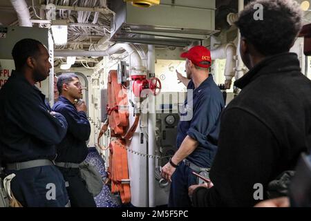 220310-N-UN585-1020 marins DE LA MER MÉDITERRANÉE (10 mars 2022) affectés au destroyer de missile guidé de classe Arleigh Burke USS Ross (DDG 71) Apprenez sur une station de décontamination lors d'un exercice sur les risques biologiques à bord du navire, 10 mars 2022. Ross, déployé à Rota, en Espagne, est en patrouille en 12th aux États-Unis Sixième zone d'opérations de la flotte à l'appui des alliés et partenaires régionaux et des intérêts américains en matière de sécurité nationale en Europe et en Afrique. Banque D'Images