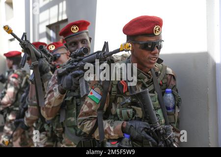 Intervention du Bataillon des soldats djiboutiens entrent et défrient un entraînement en salle en utilisant des équipes de quatre hommes 10 mars 2022, à Isiolo, Kenya. L'Accord justifié a lieu du 28 février au 17 mars au Kenya. Plus de 800 personnes participeront à l'exercice qui vise à favoriser l'état de préparation pour les États-Unis et les partenaires multinationaux. Banque D'Images