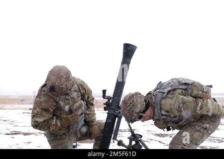 Soldat affecté au 1st Bataillon, 12th Infantry Regiment, 2nd Stryker Brigade combat Team, 4th Infantry Division, tire un mortier de M224 60 millimètres pendant les qualifications sur fort Carson, Colorado, mars 2022. Les soldats de la brigade se qualifient régulièrement sur leurs systèmes d'armes afin de maintenir leur état de préparation. ÉTATS-UNIS Photo de l'armée par 1st le lieutenant John Fitzpatrick. Banque D'Images