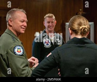 Le général Mark Kelly, commandant du Commandement du combat aérien, s’entretient avec le Maj Lauren Schlichting, pilote « Thunderbirds » de l’Escadron de démonstration aérienne des États-Unis, et le lieutenant-colonel Justin Elliott, commandant/chef de l’USAFADS « Thunderbirds », à la base aérienne de Nellis, Nevada, le 10 mars 2022. Les Thunderbirds ont besoin de plusieurs certifications afin de se produire dans les salons aériens du monde entier. La réception de la certification du COMACC a été la dernière étape pour que l’équipe de 2022 soit prête à se présenter. Banque D'Images