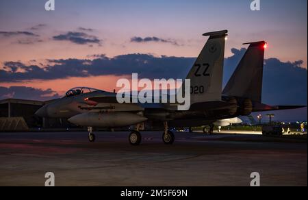 Deux États-Unis Pygargues de la Force aérienne F-15C, affectés au 44th Escadron de chasseurs, taxi sur une piste lors d’un exercice d’entraînement axé sur la mission à la base aérienne de Kadena, au Japon, en 10 mars 2022. Au cours de cet exercice, les aviateurs de l'aile 18th ont pratiqué des procédures de mobilisation et ont affiné leurs compétences techniques; ils ont amélioré la préparation opérationnelle dans tous les domaines de combat : l'air, la terre, la mer, l'espace et le cyberespace, afin de prévenir l'agression et d'assurer la paix dans l'Indo-Pacifique. Banque D'Images