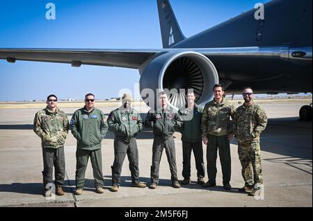 KC-46 l'équipage et les opérateurs de capteurs Pegasus posent pour une photo de groupe après avoir volé à la base aérienne d'Altus, Oklahoma, 10 mars 2022. L'équipage a suivi plusieurs types de formation au cours du vol, y compris la réception et le ravitaillement en vol, le « touch et gos » et un arrêt complet de l'auto-Land. Banque D'Images