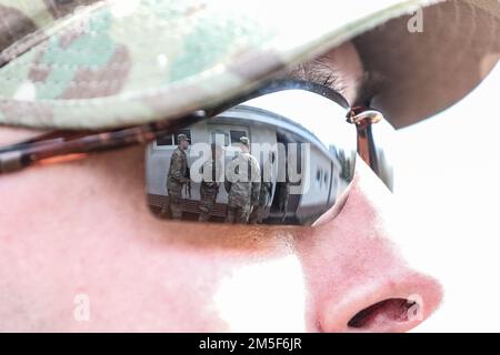 ÉTATS-UNIS Le Sgt. 1st de la Réserve de l'Armée de terre Nicklos Robinson, spécialiste des affaires civiles au Bataillon des affaires civiles de 489th, observe un groupe de concurrents se préparer à un exercice de défrichement pendant la compétition du meilleur guerrier du Commandement des affaires civiles de 352nd à fort A.P. Hill, V.A. 10 mars 2022. Cet événement de trois jours met les concurrents au défi de surmonter un ensemble complet de tâches et de missions conçues pour tester leurs connaissances en matière de combat, leur condition physique, leurs compétences sur le terrain lors de tests pratiques de la situation, ainsi que leurs examens oraux et écrits individuels. Banque D'Images