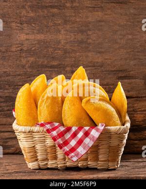 Panier avec empanadas frits avec garniture de viande - cuisine colombienne typique Banque D'Images