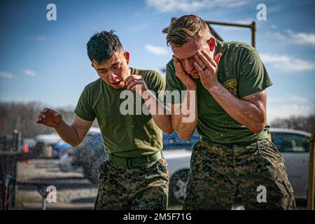 Indian Head - États-Unis Les Marines de la Force d'intervention chimique en cas d'incident biologique (CBIRF) suivent un cours tout en étant aspergés d'oléorésine capsaïcine à la base navale de soutien Indian Head, Maryland, 10 mars 2022. Le cours de l'O.C. enseigne à CBIRF Marines de mener à bien la mission tout en étant conscient de leur environnement dans des environnements de terrain incontrôlés. Banque D'Images