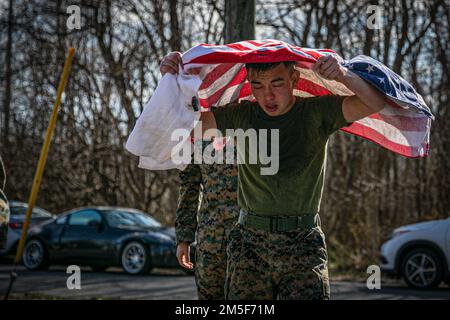 Indian Head - États-Unis Les Marines de la Force d'intervention chimique en cas d'incident biologique (CBIRF) suivent un cours tout en étant aspergés d'oléorésine capsaïcine à la base navale de soutien Indian Head, Maryland, 10 mars 2022. Le cours de l'O.C. enseigne à CBIRF Marines de mener à bien la mission tout en étant conscient de leur environnement dans des environnements de terrain incontrôlés. Banque D'Images