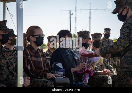 ÉTATS-UNIS L’épouse du Maj Robert Arellano, Mme Yuki Arellano, du corps maritime, reçoit un certificat d’appréciation lors d’une cérémonie de passation de commandement au camp Foster, à Okinawa (Japon), en 10 mars 2022. Les cérémonies de changement de commandement permettent aux individus de témoigner du passage officiel du changement d'autorité entre les officiers. Au cours de la cérémonie, le commandant sortant transmet les directives de l’unité au commandant entrant, symbolisant le transfert d’autorité, de responsabilité et d’engagement total envers tous les marins et Marines. Banque D'Images