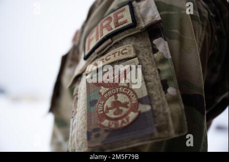 ÉTATS-UNIS Tech. De la Force aérienne Le Sgt Jordan Patterson, commandant de la caserne de pompiers de l’Escadron de génie civil du 354th septembre, présente son patch de protection contre l’incendie sur la base aérienne d’Eielson, au 11 mars 2022. Les spécialistes de la protection contre les incendies de la Force aérienne s'occupent de tout, des feux de broussailles aux feux de combustible de fusée et aux feux de matières dangereuses. Ils aident également les services d'incendie civils au besoin. Banque D'Images