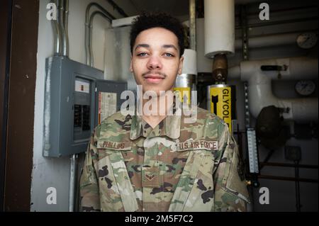 ÉTATS-UNIS Air Force Airman 1st classe Emari Phillips, un apprenti de l'escadron de génie civil du 354th e Escadron de chauffage, ventilation, climatisation et réfrigération (CVC/R), pose une photo sur la base aérienne d'Eielson, Alaska, 11 mars 2022. Les spécialistes HVAC/R sont responsables de l'installation, de l'entretien et de la réparation des différents systèmes HVAC/R nécessaires à l'exécution des opérations dans une variété de climats dans le monde entier. Banque D'Images