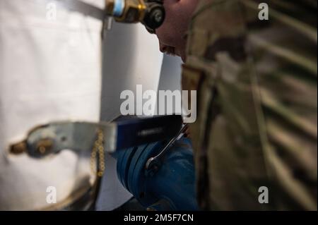 ÉTATS-UNIS Air Force Airman 1st classe Ryan Mathews, un apprenti du 354th Escadron de génie civil (chauffage, ventilation, climatisation et réfrigération), enlève une coquille d'un échangeur de chaleur sur la base aérienne d'Eielson, en Alaska, au 11 mars 2022. Les spécialistes HVAC/R sont responsables de l'installation, de l'entretien et de la réparation des différents systèmes HVAC/R nécessaires à l'exécution des opérations dans une variété de climats dans le monde entier. Banque D'Images