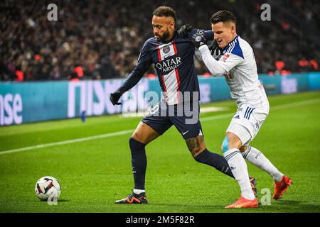 Paris, France, France. 28th décembre 2022. NEYMAR Jr du PSG et Kevin GAMEIRO de Strasbourg lors du match de la Ligue 1 entre Paris Saint-Germain (PSG) et le Racing Club de Strasbourg au Parc des Princes Stadium de 28 décembre 2022 à Paris, France. (Image de crédit : © Matthieu Mirville/ZUMA Press Wire) Banque D'Images