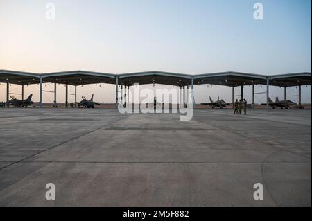 ÉTATS-UNIS Faucon de combat F-16 de la Force aérienne affecté au 120th Expeditionary Fighter Squadron et aux États-Unis Les Hornets du corps maritime F/A-18 sont installés sur la ligne de vol de la base aérienne du roi Fayçal, en Arabie saoudite, à l'appui de l'opération Agile Spartan II 10 mars 2022. L'OEA II se concentre sur les tests opérationnels et l'évaluation des compétences d'emploi au combat Agile développées par la neuvième Force aérienne (Air Force Central), les escadres expéditionnaires aériennes individuels, les services de la SISTER et nos pays partenaires par le biais de multiples événements à l'échelle du théâtre. Banque D'Images