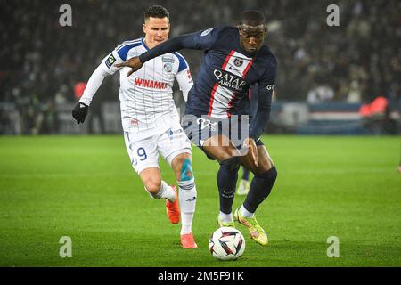 Paris, France, France. 28th décembre 2022. Kevin GAMEIRO de Strasbourg et Nordi MUKIELE de PSG lors du match de la Ligue 1 entre Paris Saint-Germain (PSG) et le Racing Club de Strasbourg au Parc des Princes Stadium de 28 décembre 2022 à Paris, France. (Image de crédit : © Matthieu Mirville/ZUMA Press Wire) Banque D'Images