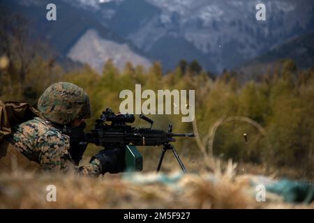 A ÉTATS-UNIS Marine avec le Marine Air Control Squadron (MACS) 4, tire une mitrailleuse légère M249 au camp de la Force d'autodéfense terrestre du Japon Nihonbara, Japon, 10 mars 2022. Les Marines et les marins de l'escadron de soutien de l'escadre Marine 171 et DES MACS-4 ont participé à l'exercice Tanuki Wrath 2022 afin d'améliorer leurs compétences dans la mise en place d'une base opérationnelle avant, l'établissement d'un point d'armement et de ravitaillement avant et la conduite d'une formation sur les armes à feu direct. Banque D'Images