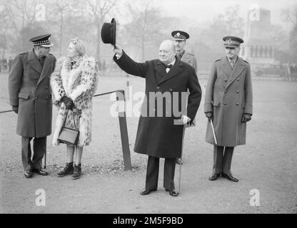 Winston Churchill lève son chapeau en hommage lors d'une inspection de l'escadron américain 1st de la garde à domicile à Horse Guards Parade à Londres, le 9 janvier 1941. Banque D'Images