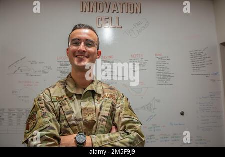 ÉTATS-UNIS L’aviateur principal de la Force aérienne, Lucas Cristaldi, agent de négociation des contrats de l’Escadron 23, pose une photo dans la cellule d’innovation du SNCO 23rd de la base aérienne Moody, en Géorgie (10 mars 2022). Cristaldi est l'un des trois 23rd aviateurs CONS à recevoir la citoyenneté pendant qu'ils servent aux États-Unis Force aérienne. Banque D'Images