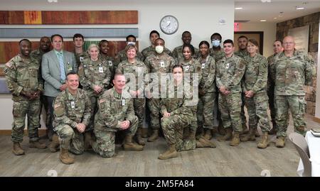 Géorgie les soldats et les aviateurs de la Garde nationale prennent une photo de groupe 11 mars 2022, au centre médical de Géorgie du Nord-est à Gainesville, Géorgie. La direction du système de santé du Nord-est de la Géorgie a accueilli les Guardsmen pour un déjeuner afin de souligner leur service d'assistance à l'hôpital en réponse à la COVID-19. Banque D'Images