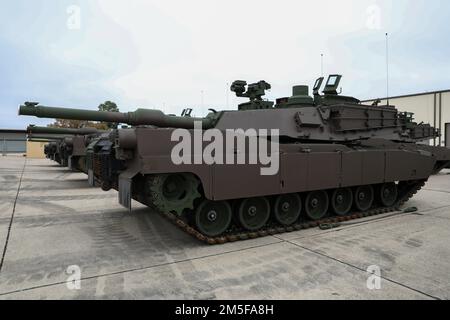 Le 'Hound Battalion', 3rd Bataillon, 67th Armour Regiment, 2nd Armored Brigade combat Team, 3rd Infantry Division, reçoit les chars M1A2 SEPv3 Abrams récemment modernisés à fort Stewart, Géorgie, février 2022. Le réservoir modernisé est doté d'un entraîneur intégré pour une formation de simulation supplémentaire sur la plate-forme, d'un système de contrôle d'incendie amélioré pour une portée de tir maximale efficace accrue et d'une visionneuse thermique indépendante du commandant de bord pour une acquisition accrue et plus rapide des cibles entre le commandant du véhicule et le tireur. Banque D'Images