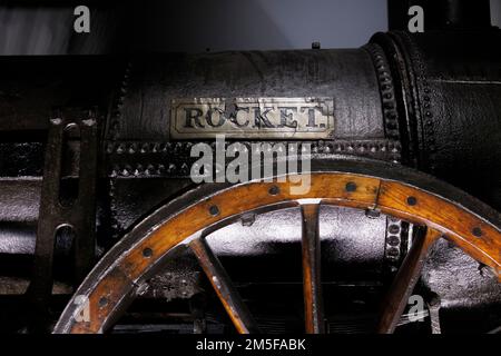 Stephenson's Rocket, la première locomotive à vapeur moderne et originale exposée au Musée national des chemins de fer, York, Angleterre. Banque D'Images