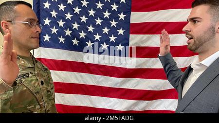 Le second lieutenant autochtone de Pennsylvanie, Tanner A. Ambrose, 23 ans, physicien de la santé avec un entrepreneur local, prend le serment de cérémonie de son bureau à fort Meade, MD, de LTC Faustino Rodriguez, officier exécutif du bataillon de recrutement médical de l'armée américaine 1st. Ambrose est chargé de servir d'officier des sciences médicales nucléaires, une zone de concentration hautement spécialisée dont la mission est de protéger et de défendre les soldats et les familles contre les menaces chimiques, biologiques, radiologiques et nucléaires. Ambrose quittera bientôt pour le cours de base des dirigeants d'officiers à la base conjointe de San Antonio, TX. Banque D'Images