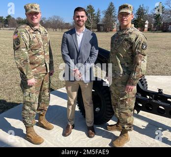 Le second lieutenant autochtone de Pennsylvanie, Tanner A. Ambrose, 23 ans, physicien de la santé avec un entrepreneur local, prend le serment de cérémonie de son bureau à fort Meade, MD, de LTC Faustino Rodriguez, officier exécutif du bataillon de recrutement médical de l'armée américaine 1st. Ambrose est chargé de servir d'officier des sciences médicales nucléaires, une zone de concentration hautement spécialisée dont la mission est de protéger et de défendre les soldats et les familles contre les menaces chimiques, biologiques, radiologiques et nucléaires. Ambrose quittera bientôt pour le cours de base des dirigeants d'officiers à la base conjointe de San Antonio, TX. Banque D'Images