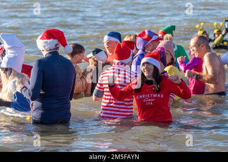 Participants à Santa Hats à l'association caritative RNLI Boxe DAP DIP à Southend on Sea, Essex, Royaume-Uni. Les nageurs se baignent en hiver dans l'estuaire de la Tamise Banque D'Images