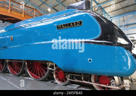 Train Mallard exposé au Musée national des chemins de fer de York. Banque D'Images