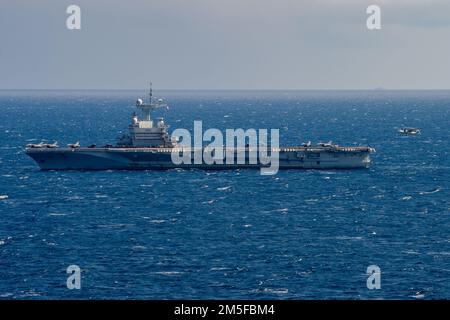 220311-N-DH793-1494 MER IONIENNE (11 mars 2022) un Hawkeye E-2D, attaché aux 'Seahawks' de l'escadron de commandement et de contrôle aéroporté (VAW) 126, s'approche du pont de vol du porte-avions français FS Charles de Gaulle (R 91), 11 mars 2022. Le groupe de grève des transporteurs Harry S. Truman est en cours de déploiement aux États-Unis Sixième zone d'exploitation de la flotte à l'appui des intérêts des États-Unis, des alliés et des partenaires en Europe et en Afrique. Banque D'Images