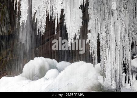 Glaces suspendues aux chutes de Slick Rock en hiver - forêt nationale de Pisgah - près de Brevard, Caroline du Nord Etats-Unis Banque D'Images