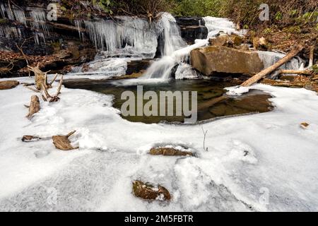 Middle Rockhouse Creek Falls en hiver - Pisgah National Forest, Brevard, Caroline du Nord, États-Unis Banque D'Images