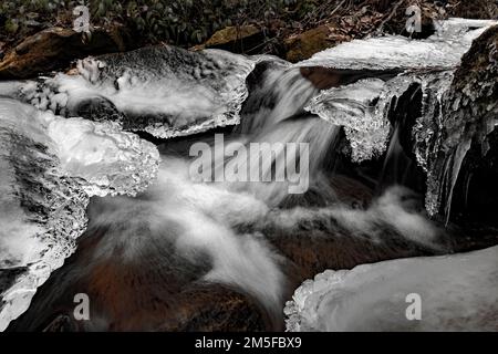 Cascade sur Rockhouse Creek en hiver - Pisgah National Forest, Brevard, Caroline du Nord, Etats-Unis Banque D'Images