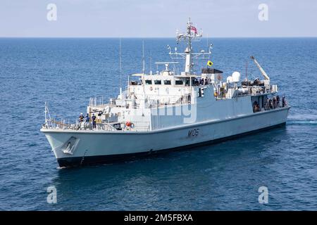220311-A-LN610-1014 GOLFE D'OMAN (11 mars 2022) Royaume-Uni Le navire HMS Penzance (M106), contre-mesures de la mine de la Marine royale, est livré aux côtés du navire auxiliaire de la flotte de la Marine royale, RFA Lyme Bay (L3007), non représenté, avant de procéder à un réapprovisionnement en mer dans le golfe d'Oman, au 11 mars. La baie de Lyme est déployée dans la zone d'opérations de la flotte américaine 5th à l'appui des opérations navales pour assurer la sécurité et la stabilité maritimes dans la région centrale, reliant la Méditerranée et le Pacifique par l'océan Indien occidental et trois points d'étranglement stratégiques. Banque D'Images