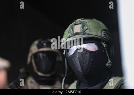 Un soldat de l'armée philippine affecté à l'équipe de combat de la brigade 1st se prépare à entrer dans une salle lors d'un exercice d'entraînement en terrain urbain à l'appui de Salaknib à fort Magsaysay, Nueva Ecija, Philippines, 11 mars 2022. Près de 1 100 US Les soldats de l'armée du Pacifique participent à Salaknib aux côtés de leurs homologues philippins afin d'améliorer l'interopérabilité et de renforcer notre partenariat dans l'Indo-Pacifique. (É.-U. Photographie de l'armée par le SPC Joshua Oller/28th Détachement des affaires publiques) Banque D'Images