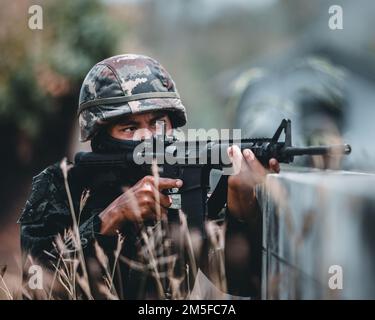 Un soldat affecté au Royal Thai Stryker Regiment 112 de l'armée royale thaïlandaise, occupe une posture de sécurité dans le cadre d'un exercice d'entraînement sur le terrain d'insertion aérienne pendant le Hanuman Guardian 2022 à Lopburi, Royaume de Thaïlande, 12 mars 2022. HG 22 est conçu pour améliorer l'état de préparation, la sécurité régionale et assurer des réponses efficaces aux crises régionales et pour répondre aux objectifs communs et aux engagements de sécurité dans l'Indo-Pacifique. Banque D'Images