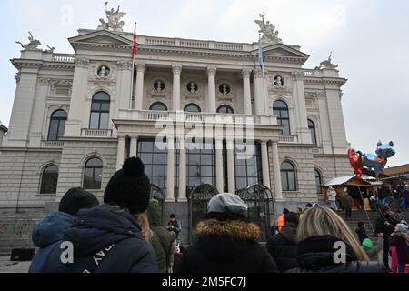 Personnes avec vue arrière debout devant l'Opéra de Sechseläutenplatz à Zurich. Banque D'Images