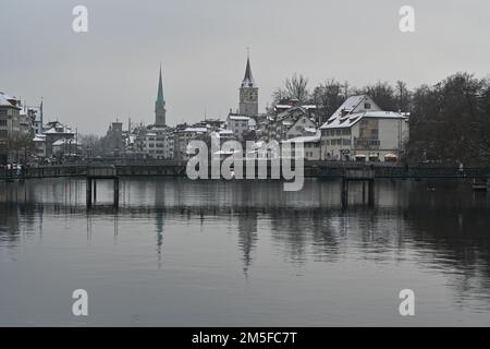 Vue panoramique de la vieille ville de Zurich capturée en hiver. La rivière Limmat est au premier plan. Banque D'Images