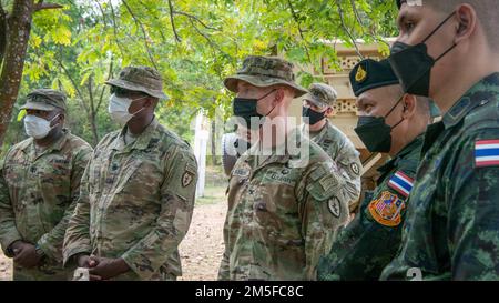 Le colonel Josh Bookout, commandant de l'équipe de combat de la Brigade d'infanterie 3rd, 25th Infantry Regiment, et le commandant du 15th Infantry Regiment, Royal Thai Army observent un rapport après-action à la suite d'un tir en direct pendant le Hanuman Guardian 22, 11 mars 2022, fort Thanarat. Les dirigeants ont visité des formations en direct sur les incendies, ont déjeuné avec des troupes participant à des entraînements dans la jungle et ont observé des formations sur les explosifs Sapper. Banque D'Images